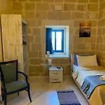 לינה וארוחת בוקר Fiftyfour West Boutique Living Għarb