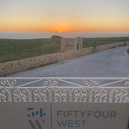 Fiftyfour West Boutique Living Bed & Breakfast